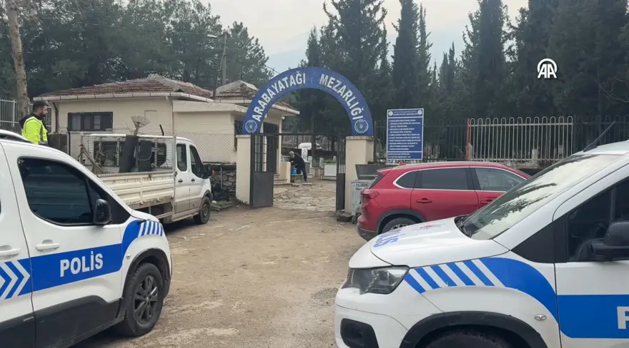 Mezarlık görevlisi fark etti. Bursa'da bir bebek herkesten habersiz gömüldü 3 Mezarlık görevlisi fark etti. Bursa'da bir bebek herkesten habersiz gömüldü 3