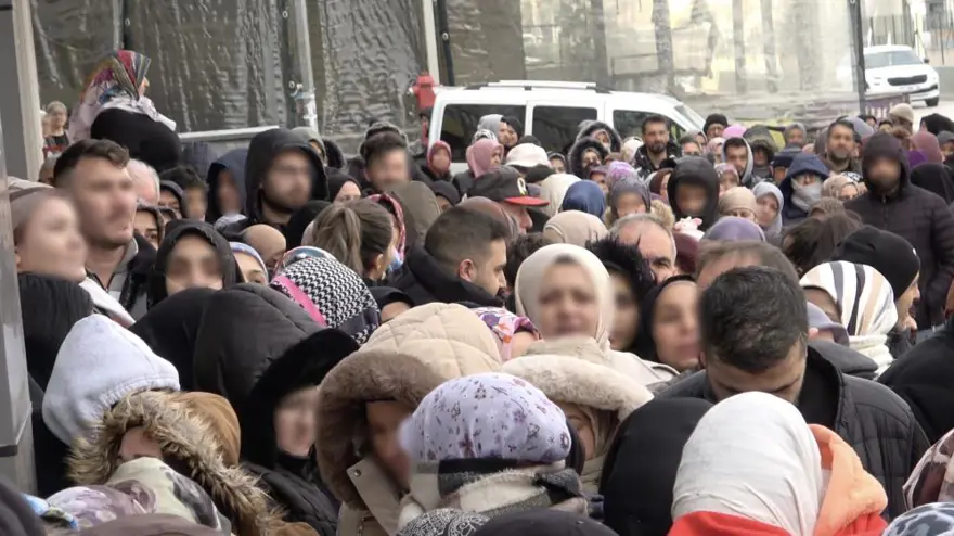 Mağazada indirim izdihamı. Saatler öncesinden kuyruğa girdiler, kepenk açılınca birbirlerini ezdiler 