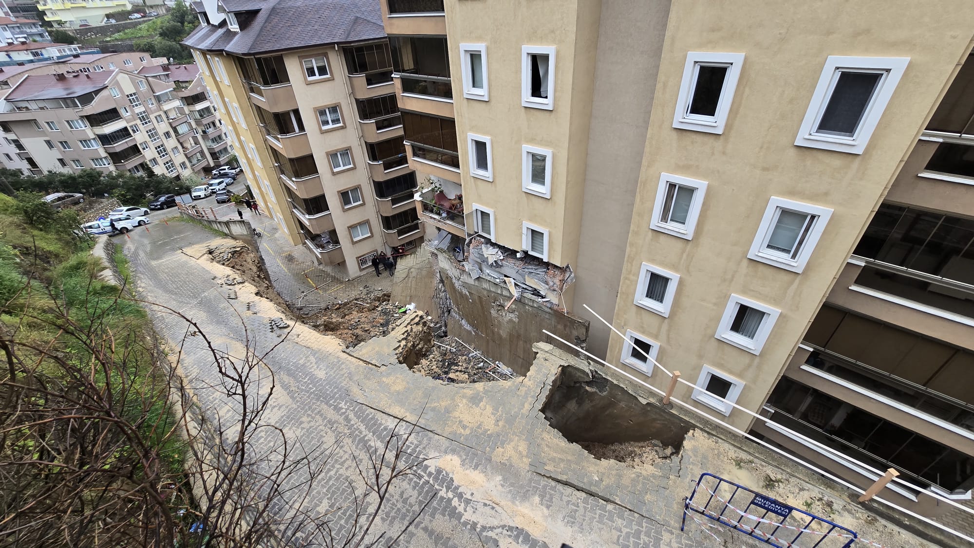 Bursa'da istinat duvarı çöktü: Yedi katlı binanın iki katı tahliye edildi