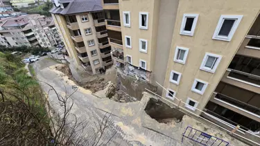 Bursa'da istinat duvarı çöktü: Yedi katlı binanın iki katı tahliye edildi