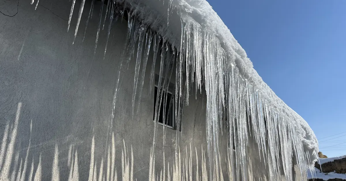 Baharı beklerken eksi 15 dereceyi gördüler. Çatılarda 3 metrelik buz sarkıtları oluştu