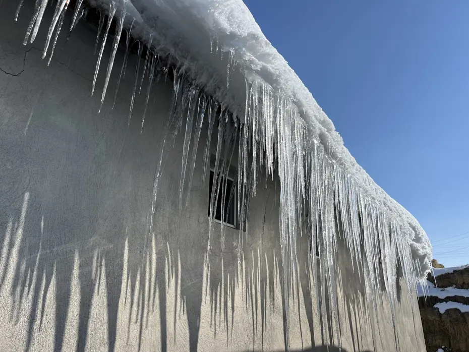 Baharı beklerken eksi 15 dereceyi gördüler. Çatılarda 3 metrelik buz sarkıtları oluştu