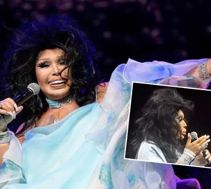 Bülent Ersoy konserde küplere bindiBülent Ersoy, Kuşadası'ndaki konserinin geç başlamasına "Saat Kaç?" diyerek tepki gösteren bir kişiyi azarladı.