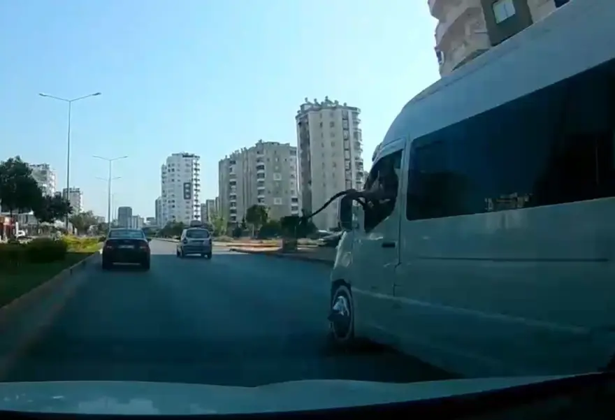 Trafiktehalatlı saldırı: Önünü kesti, tehditler savurdu Trafiktehalatlı saldırı: Önünü kesti, tehditler savurdu