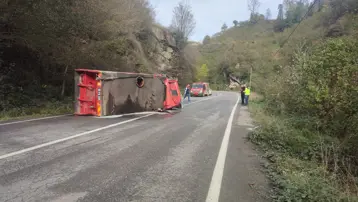 Trabzon&#x27;da itfaiye aracı devrildi