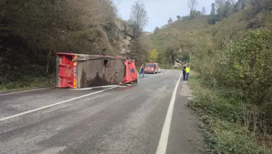 Trabzon'da itfaiye aracı devrildi