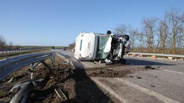 Devrilen kamyonet yol kapattı
