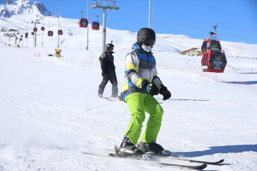 Erciyes Kayak Merkezi'nde hafta sonu yoğunluğu 6