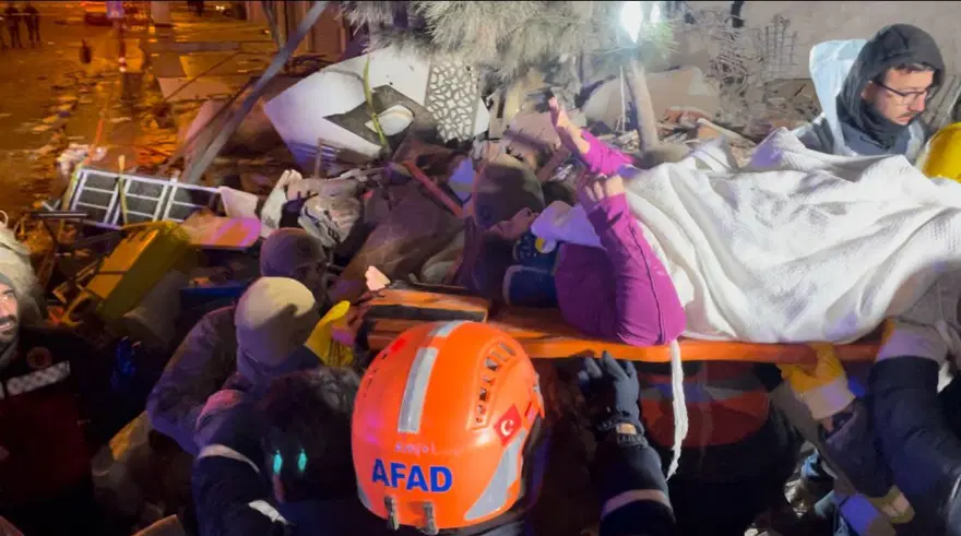 Türkiye yasta | Depremin vurduğu 10 ilden çarpıcı fotoğraflar... 27