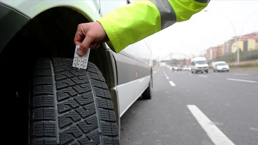 4 bin 69 lira cezası var: Kış lastiği uygulaması ne zaman bitecek? 4 bin 69 lira cezası var: Kış lastiği uygulaması ne zaman bitecek?