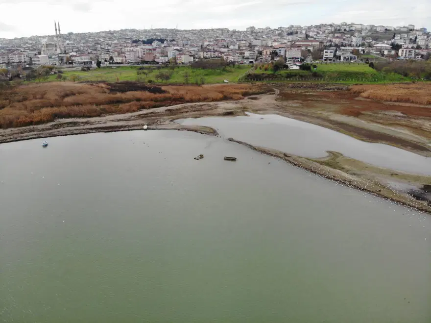 Suların çekildiği Büyükçekmece Barajı’nda korkutan görüntü 7