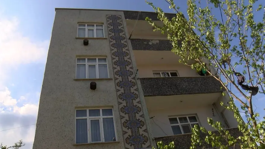 İstanbul’da temel kazısı sırasında yol çöktü 2