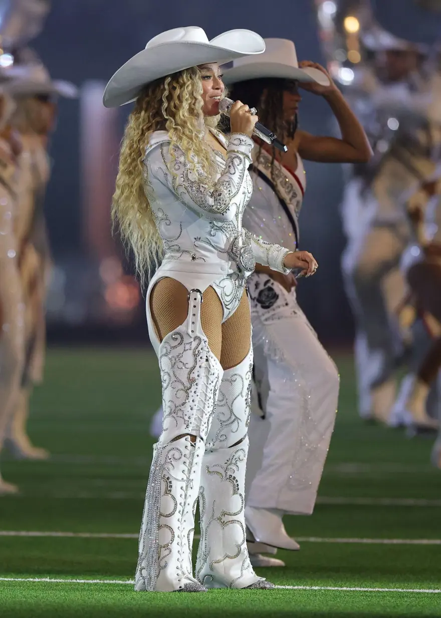 Beyonce NFL devre arası gösterisinde tarih yazdı! 