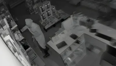 Diyarbakır'da kadın kıyafetiyle hırsızlık yapan erkek şüpheli yakalandı