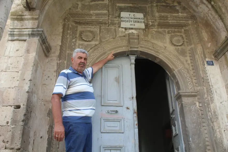 "Bir tarih yok oluyor" diyerek isyan etti: Defineciler talan etti 7 "Bir tarih yok oluyor" diyerek isyan etti: Defineciler talan etti 7