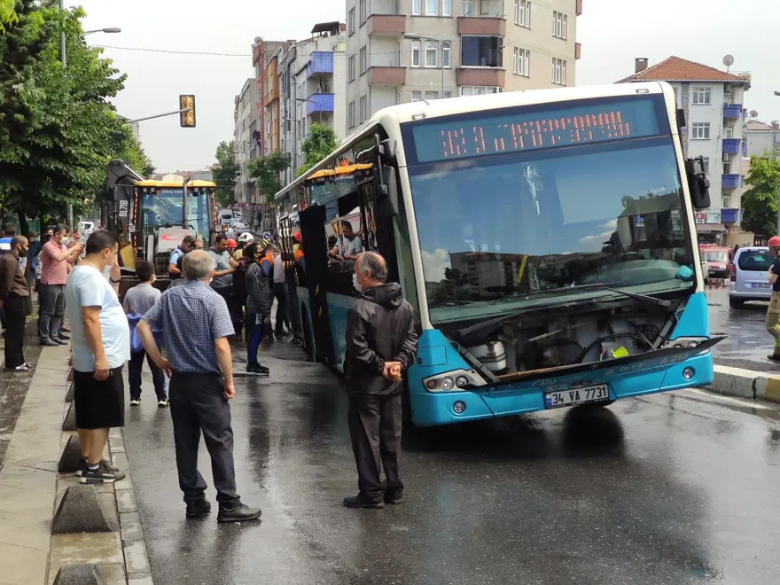 Bağcılar'da yol çöktü: Otobüsün lastiği çukura düştü 4 Bağcılar'da yol çöktü: Otobüsün lastiği çukura düştü 4