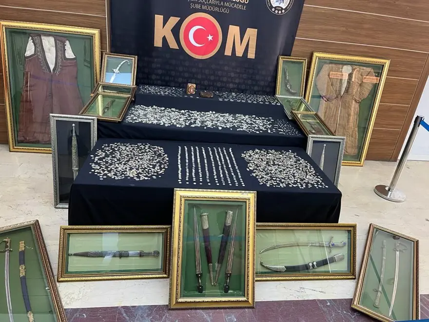 İstanbul'da İncil ve Tevrat ile çok sayıda sikke ele geçirildi 3 İstanbul'da İncil ve Tevrat ile çok sayıda sikke ele geçirildi 3