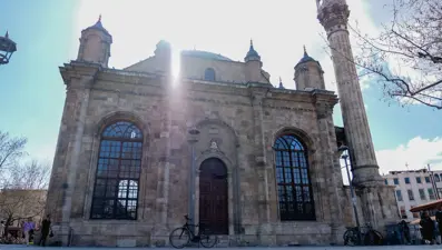 Pencereleri kapısından büyük camiye yoğun ilgi: Restorasyonunda altın kullanıldı