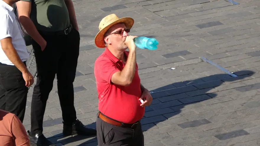 Taksim'de turistlerin sıcak havayla imtihanı 6