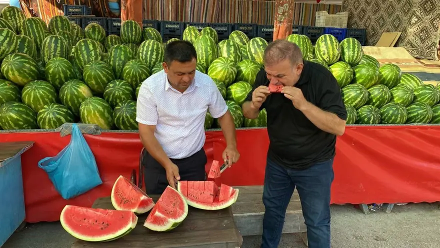 17 ton karpuzu bedava dağıttı! 45 dakikada bitti 1 17 ton karpuzu bedava dağıttı! 45 dakikada bitti 1