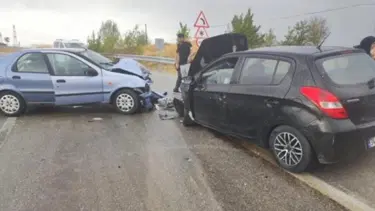 Ankara'da iki otomobil kafa kafaya çarpıştı: Yaralılar var