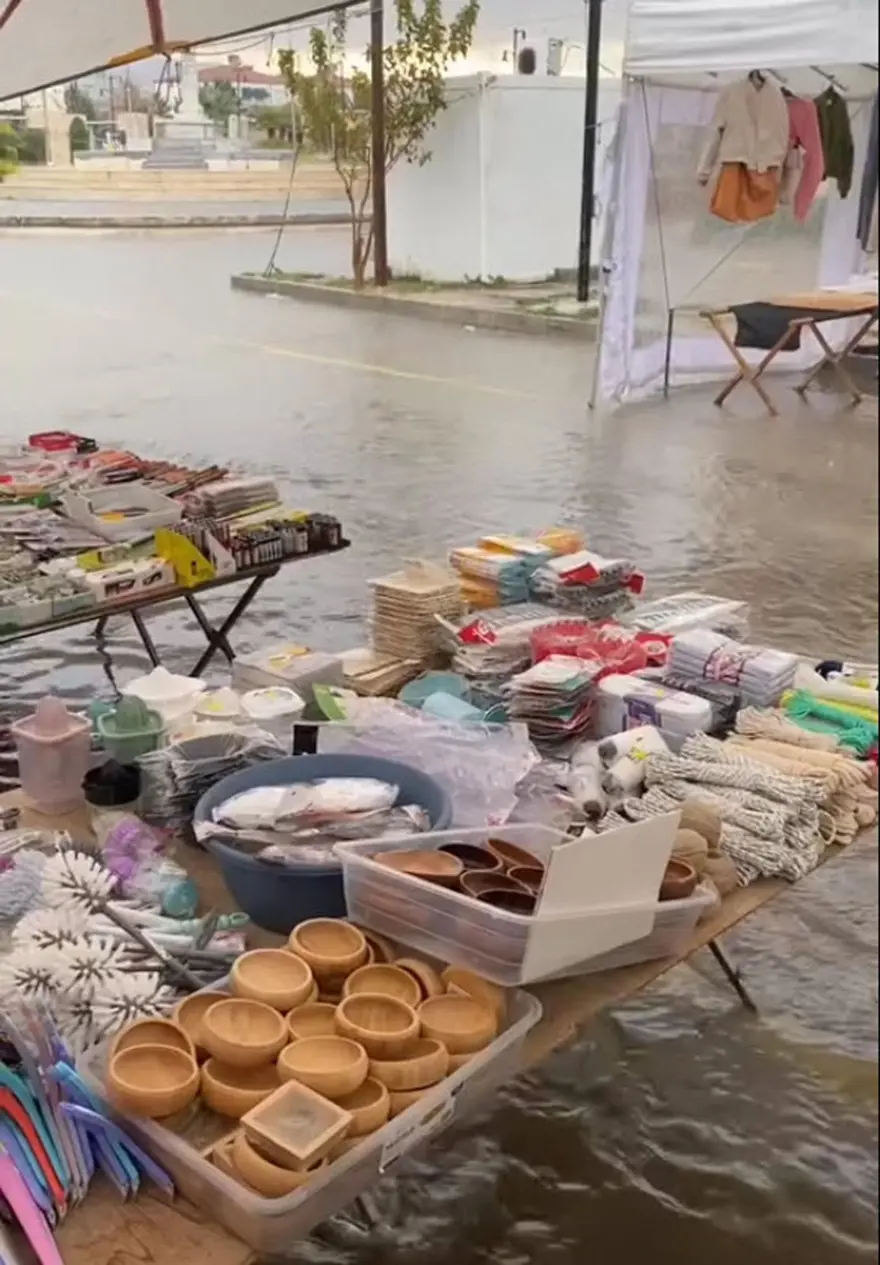 Çeşme'de sokaklar göle döndü 4