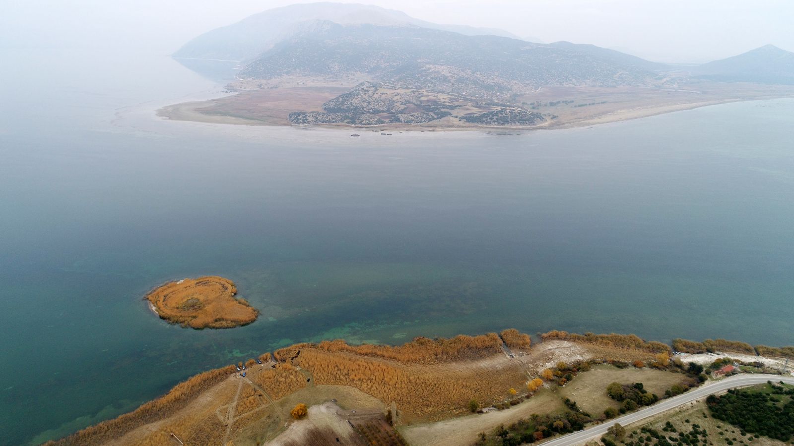 Eğirdir Gölü'nde büyük tehlike: İkiye bölünüyor
