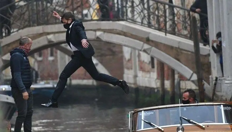 Tom Cruise yeni Görevimiz Tehlike (Mission:Impossible) filmi için pilotluk dersi almaya başladı 1