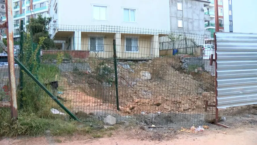 İnşaatın temel kazısında yan binanın istinat duvarı çöktü 