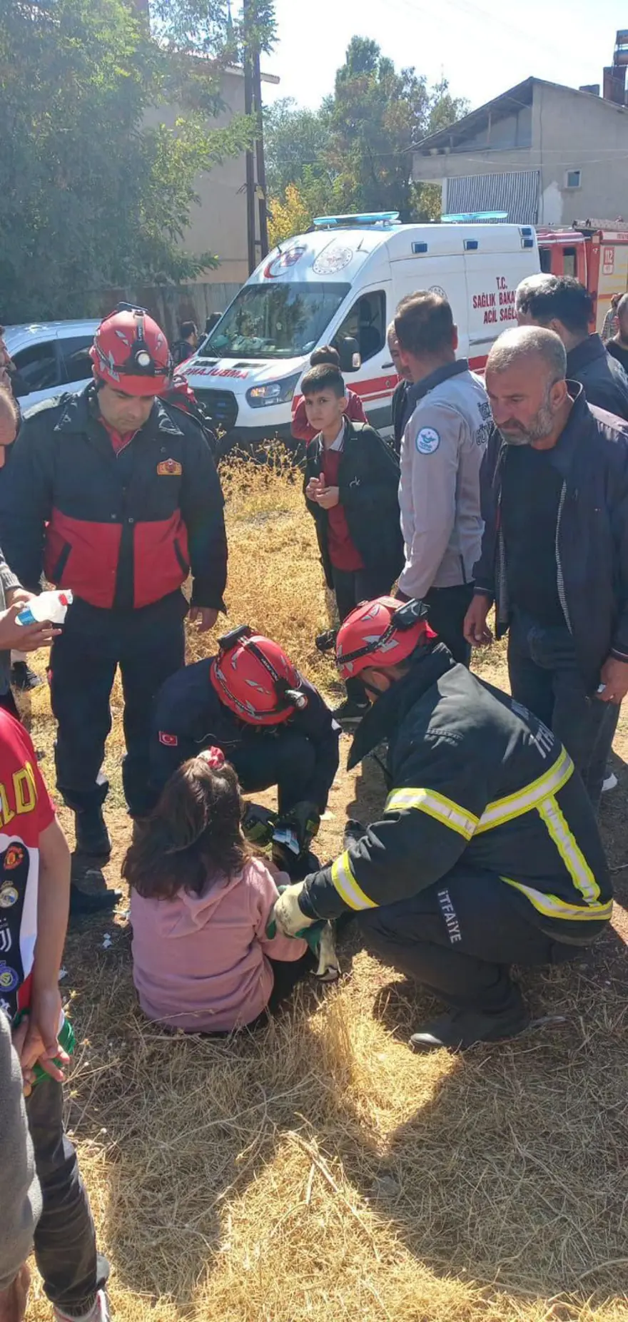 Yolcu treni, öğrenci servisine çarptı: Yaralılar var 6 Yolcu treni, öğrenci servisine çarptı: Yaralılar var 6