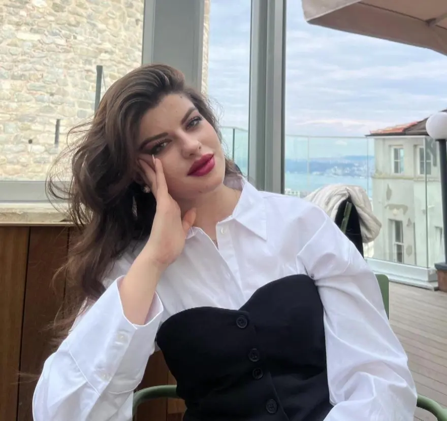 EVİ KIRMIZIYA BOYAMIŞ 3 EVİ KIRMIZIYA BOYAMIŞ 3