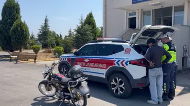 Motosikleti yüzüstü uzanıp kullandı, ehliyetinden oldu