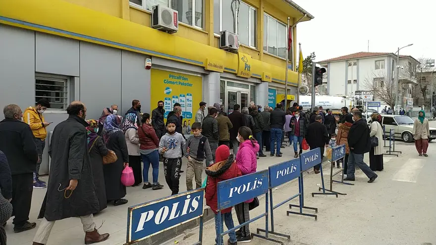 PTT şubesi önünde uzun kuyruk: Sosyal mesafe unutuldu 8