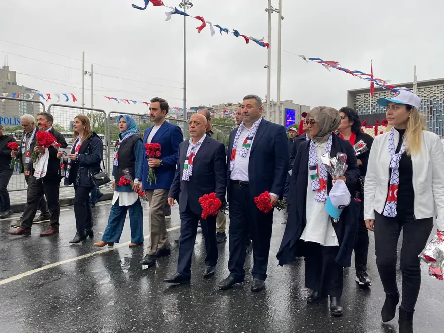 HAK-İŞ Kazancı Yokuşu'na karanfil bıraktı 8