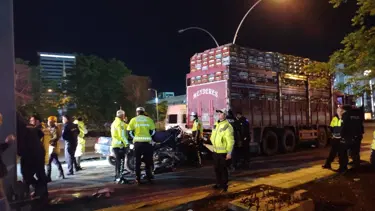 Kamyona saplanan otomobil hurda yığınına döndü: 1 ölü