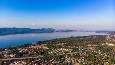 Sakarya'da çarptığı refüjde asılı kalan servis minibüsündeki 3 kişi yaralandı