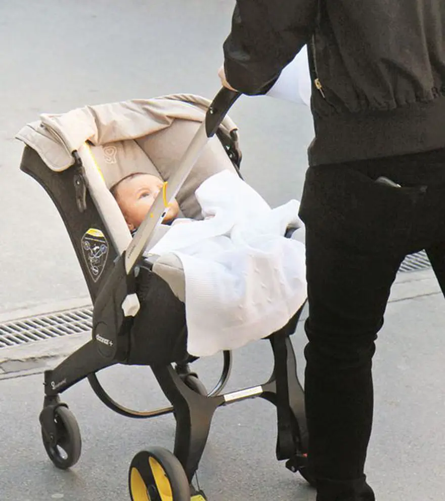 Azur Benan Çolakoğlu ilk kez görüntülendi (Tarkan'ın kucağında) 2 Azur Benan Çolakoğlu ilk kez görüntülendi (Tarkan'ın kucağında) 2