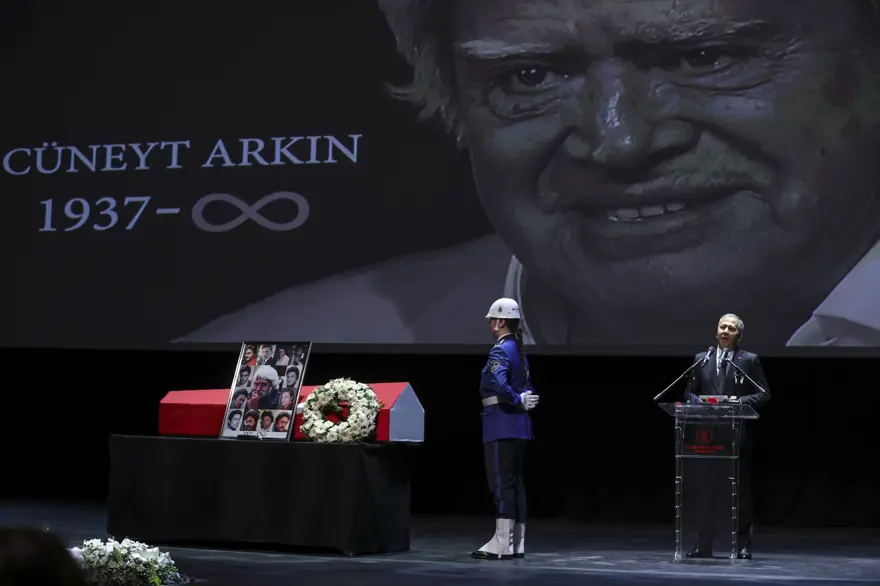 Cüneyt Arkın'ı binlerce kişi gözyaşlarıyla uğurladı 43 Cüneyt Arkın'ı binlerce kişi gözyaşlarıyla uğurladı 43