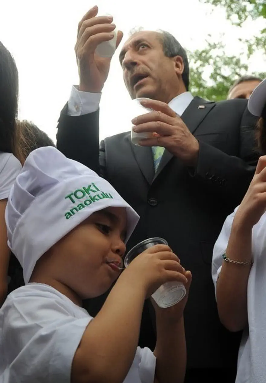 Bakan Eker süt içti 5