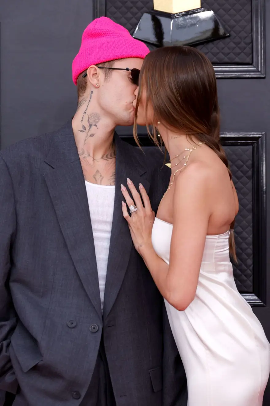 2022 Grammy Ödülleri kırmızı halısında ünlülerden aşk pozları 