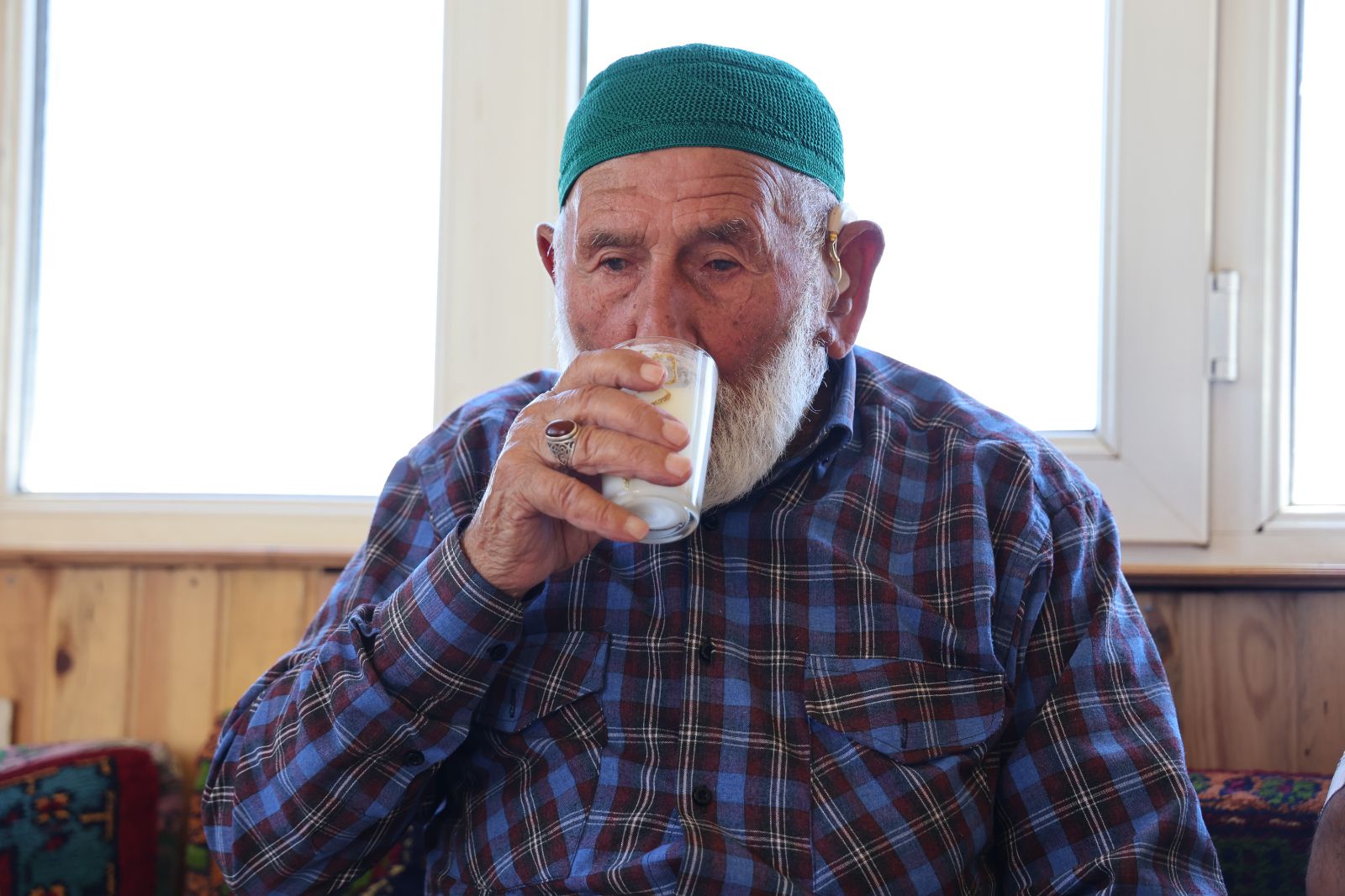 95 yaşındaki Mahmut dedenin uzun ömür sırrı bu besinde: Her gün kaşık kaşık yiyormuş