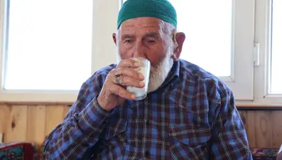 95 yaşındaki Mahmut dedenin uzun ömür sırrı bu besinde: Her gün kaşık kaşık yiyormuş