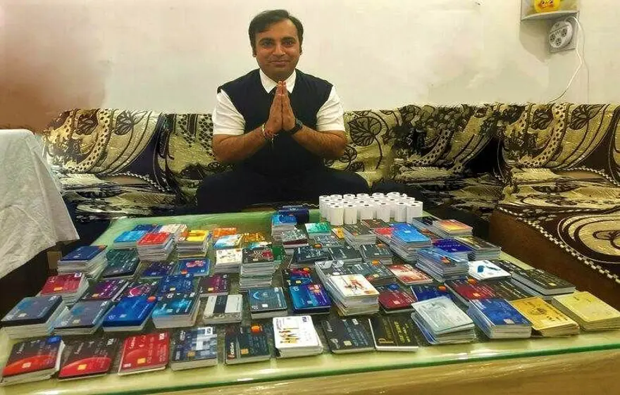 Ekonomik krizi atlattı, Guinness Rekorlar Kitabına girdi: 1638 kredi kartına sahip adam! 