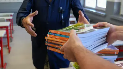 Ders kitapları yerini aldı! Yeni müfredatın kitapları da sırada