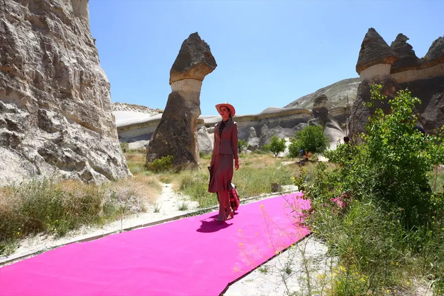 Kapadokya'da peribacaları arasında sonbahar kış sezonu defilesi düzenlendi 8 Kapadokya'da peribacaları arasında sonbahar kış sezonu defilesi düzenlendi 8
