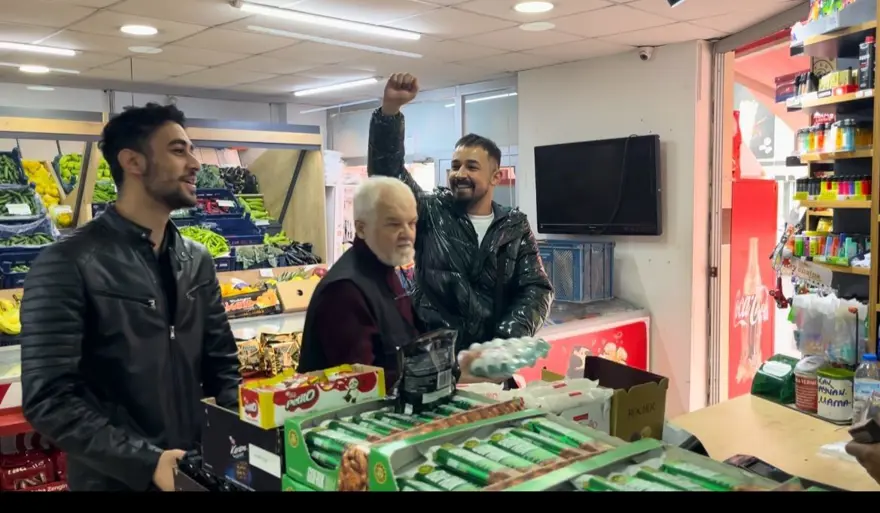 Bu markete gelen dans etmeden alışveriş yapamıyor 1