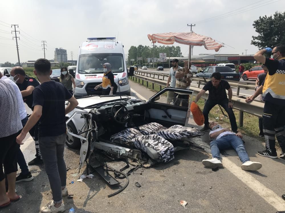 D100’de feci kaza, otomobil ikiye bölündü: 6 yaralı