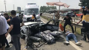 D100’de feci kaza, otomobil ikiye bölündü: 6 yaralı