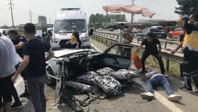 D100’de feci kaza, otomobil ikiye bölündü: 6 yaralı