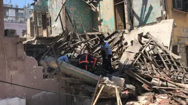 Mersin'de kullanılmayan bina çöktü